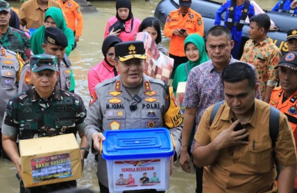 Danrem 031 Wira dan Kapolda Riau Kompak Bantu Korban Banjir